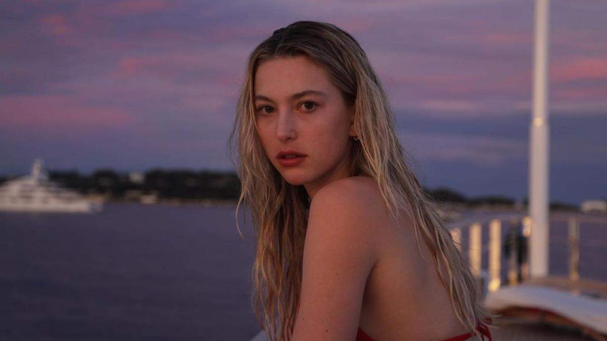 Дочь Стива Джобса снялась в ванной для бренда Glossier: фото Дочь Стива Джобса снялась в ванной для бренда Glossier: фото