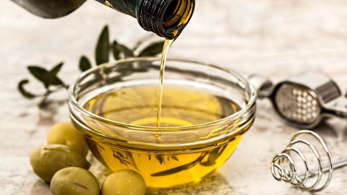 Оливкова олія для догляду за волоссям: користь, властивості та поради
