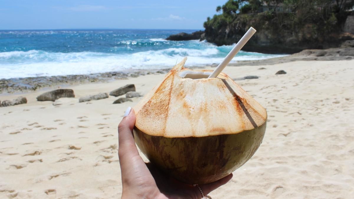 Яка користь кокосової води для шкіри: зволоження кокосовою водою