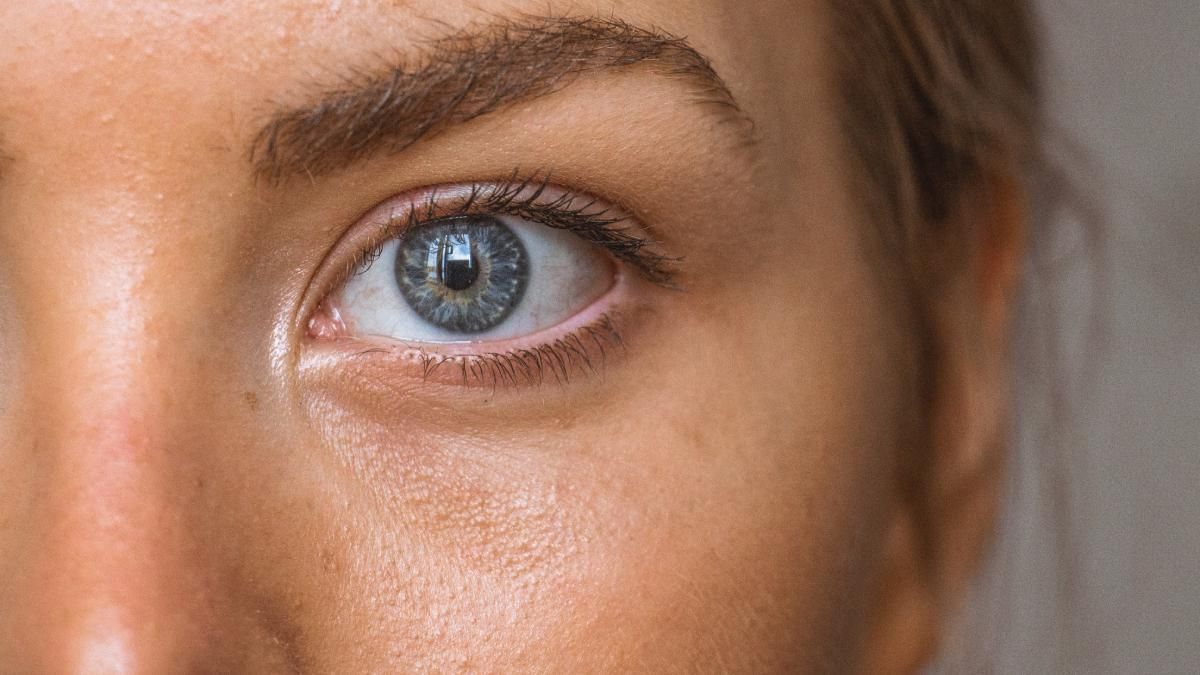 Як доглядати за шкірою навколо очей: зволоження