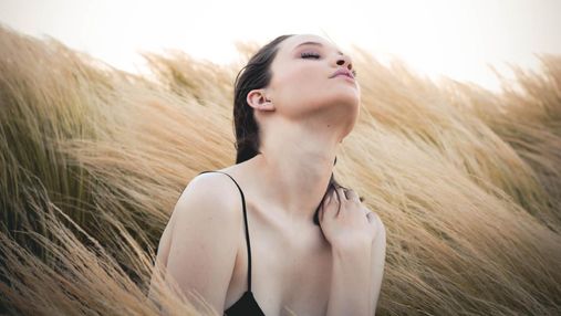 Деликатный пилинг и массаж: как предотвратить появление морщин на шее и причины их возникновения
