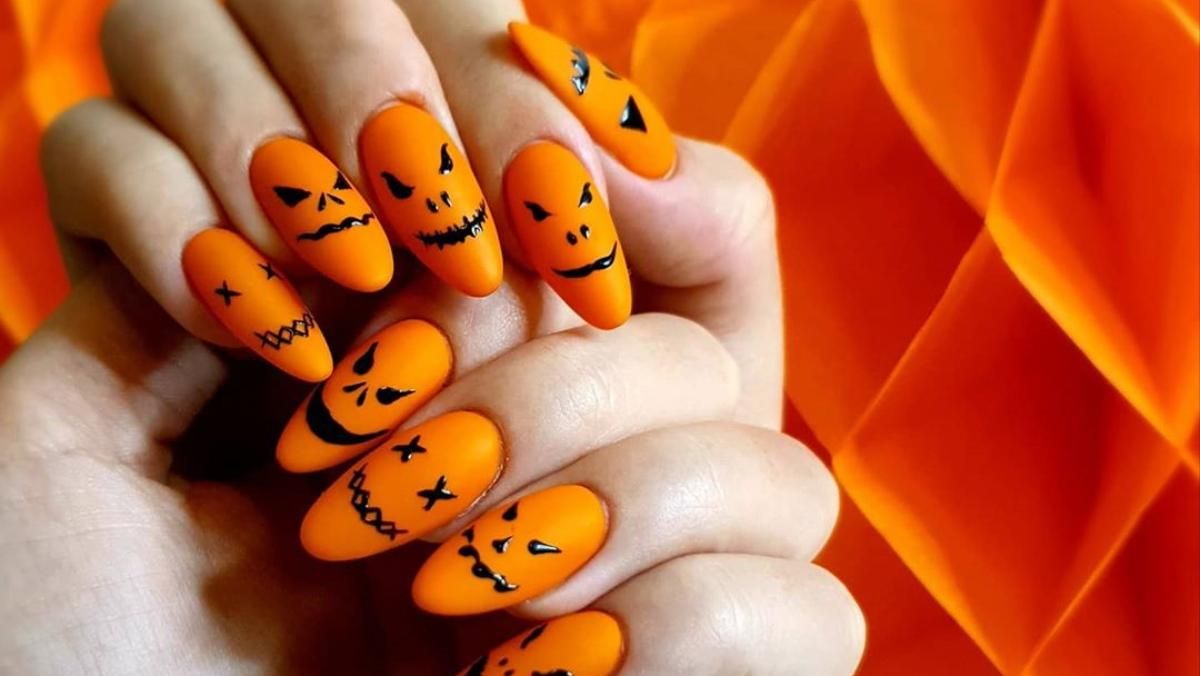 Маникюра на Хэллоуин 2020: рисунок с тыквой на короткие ногти
