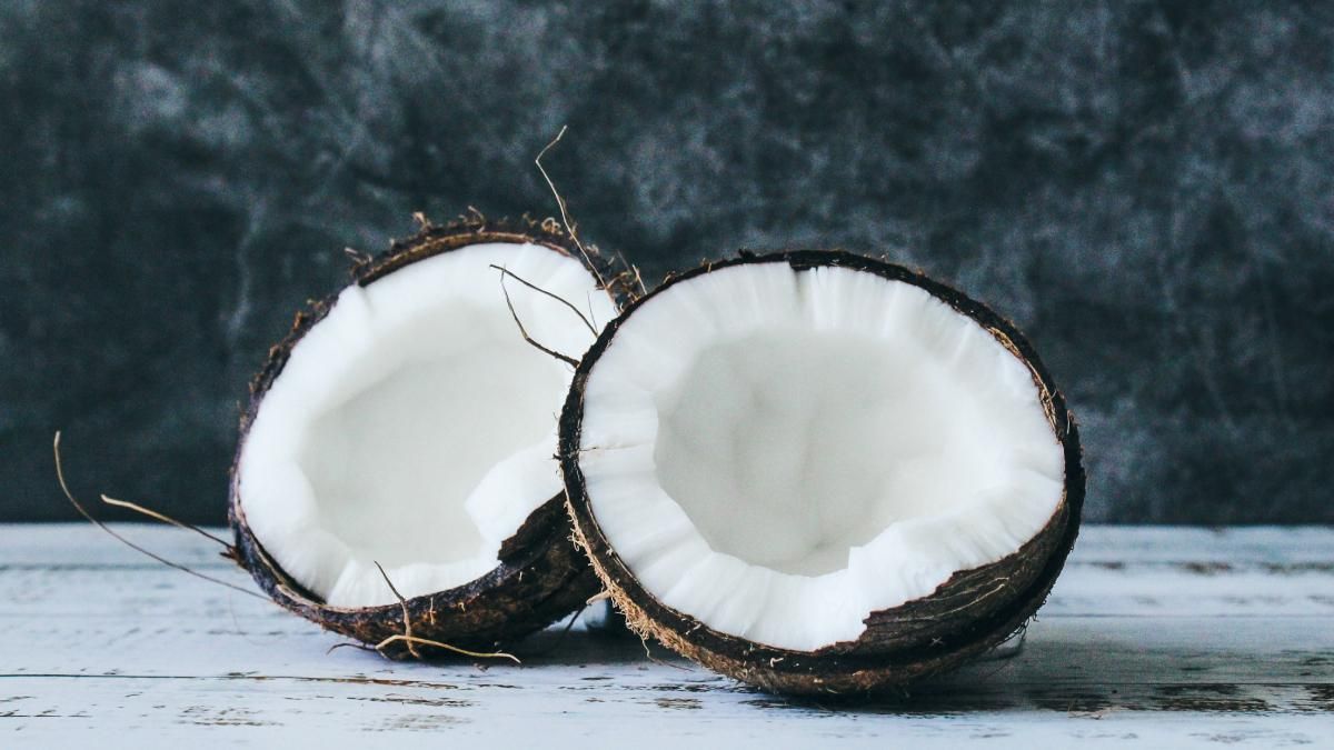 Як позбутися сухості та лущення губ: рецепт кокосового скрабу