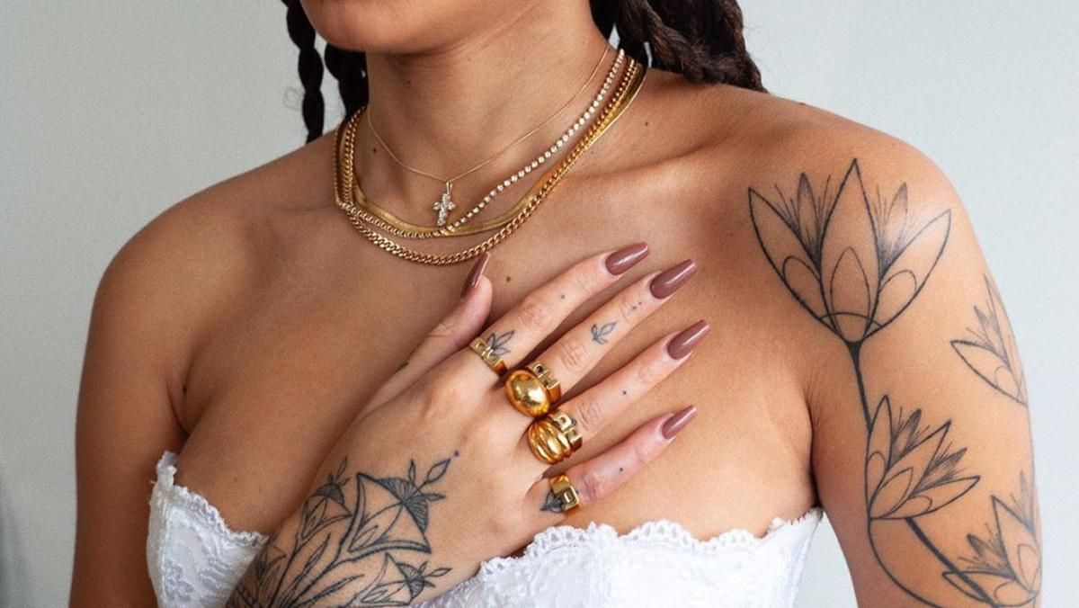 Татуювання на пальцях – зірковий тренд від Гейлі Бібер до Ріанни: ідеї