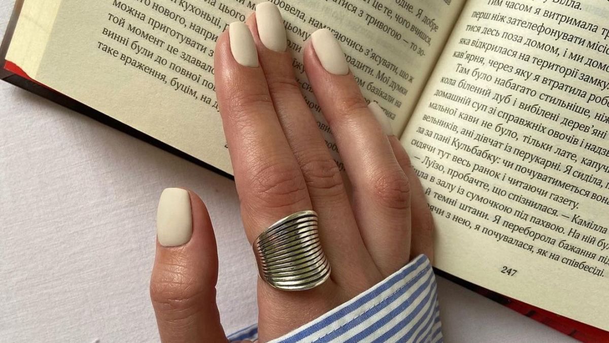 Як комбінувати відтінки лаку на нігтях: гармонійний манікюр