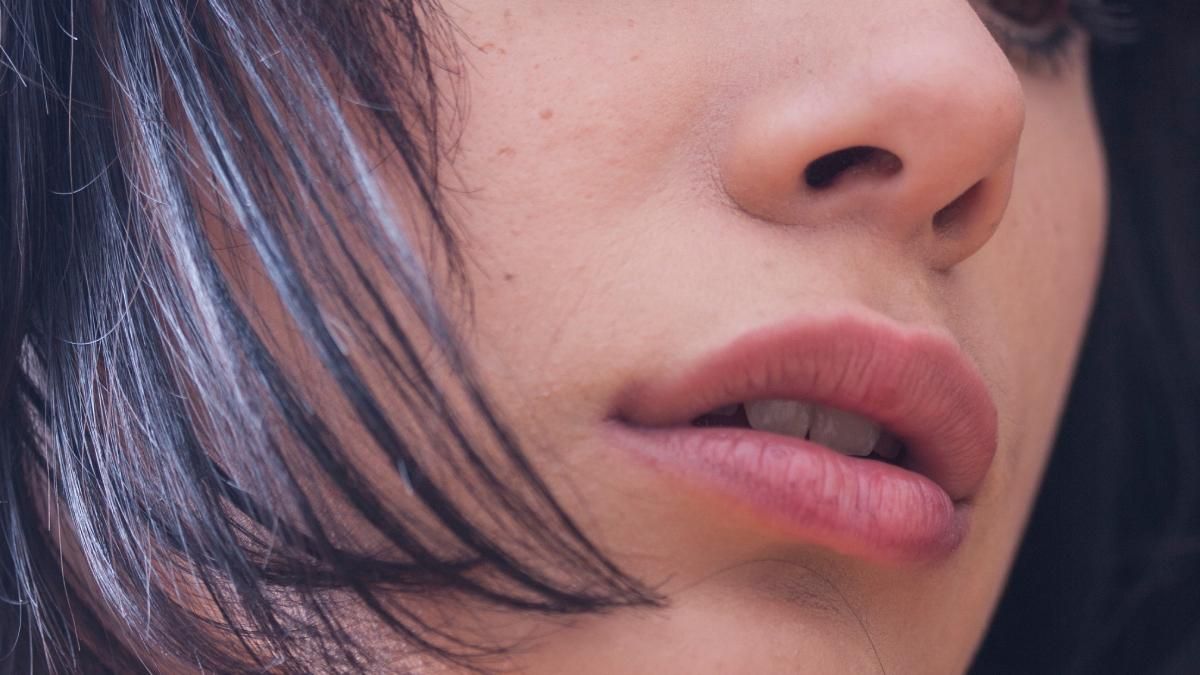 Як доглядати за губами взимку та як захистити шкіру губ: правила