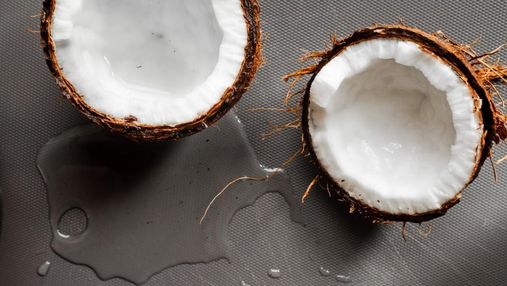 Зволожувальна маска для волосся з кокосовою олією: як приготувати в домашніх умовах