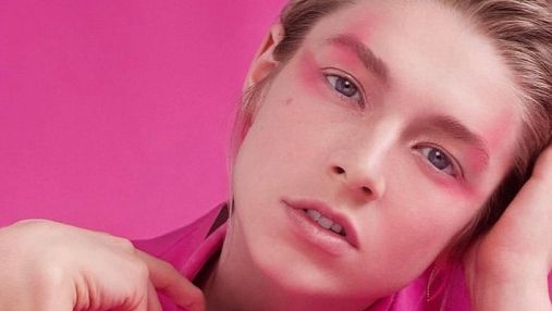 Зірка серіалу "Ейфорія" вразила ефектними б'юті-образами в кампанії Shiseido для макіяжу очей