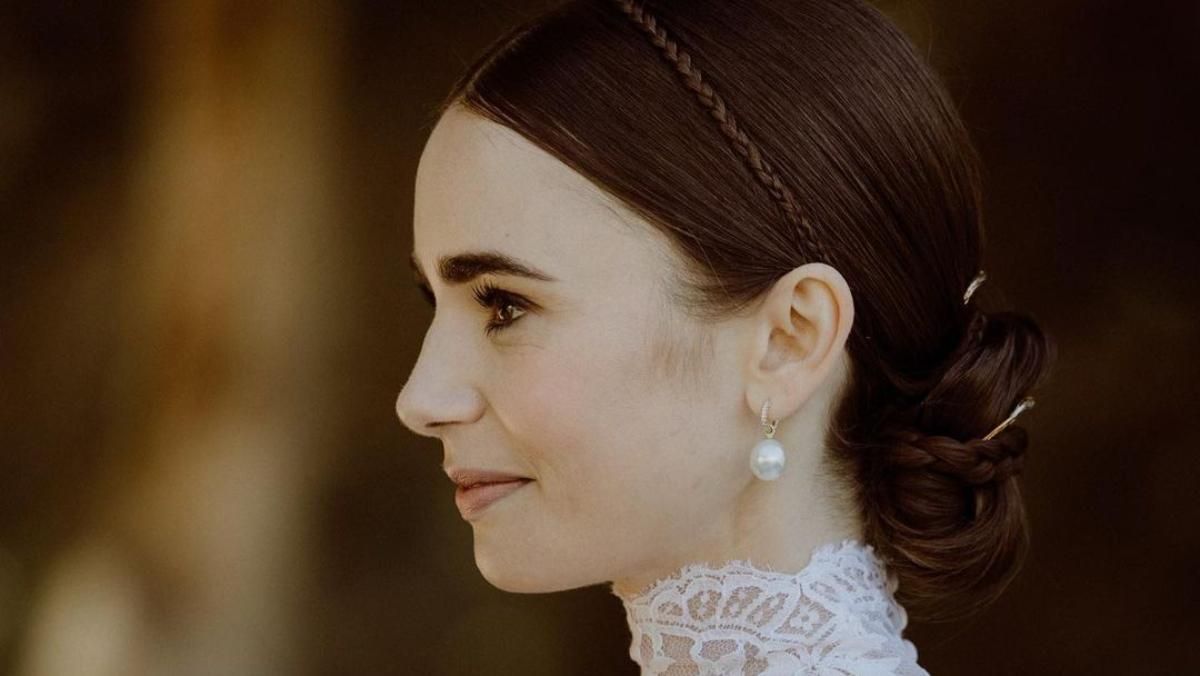 Свадебная прическа Лили Коллинз: стильные косички и гладкий пучок для невесты – нежные фото