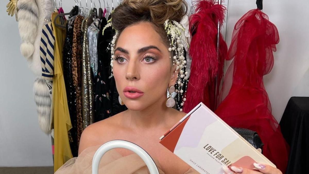 Леді Гага знову береться за косметику: які тіні для щоденного макіяжу презентувала співачка - Краса