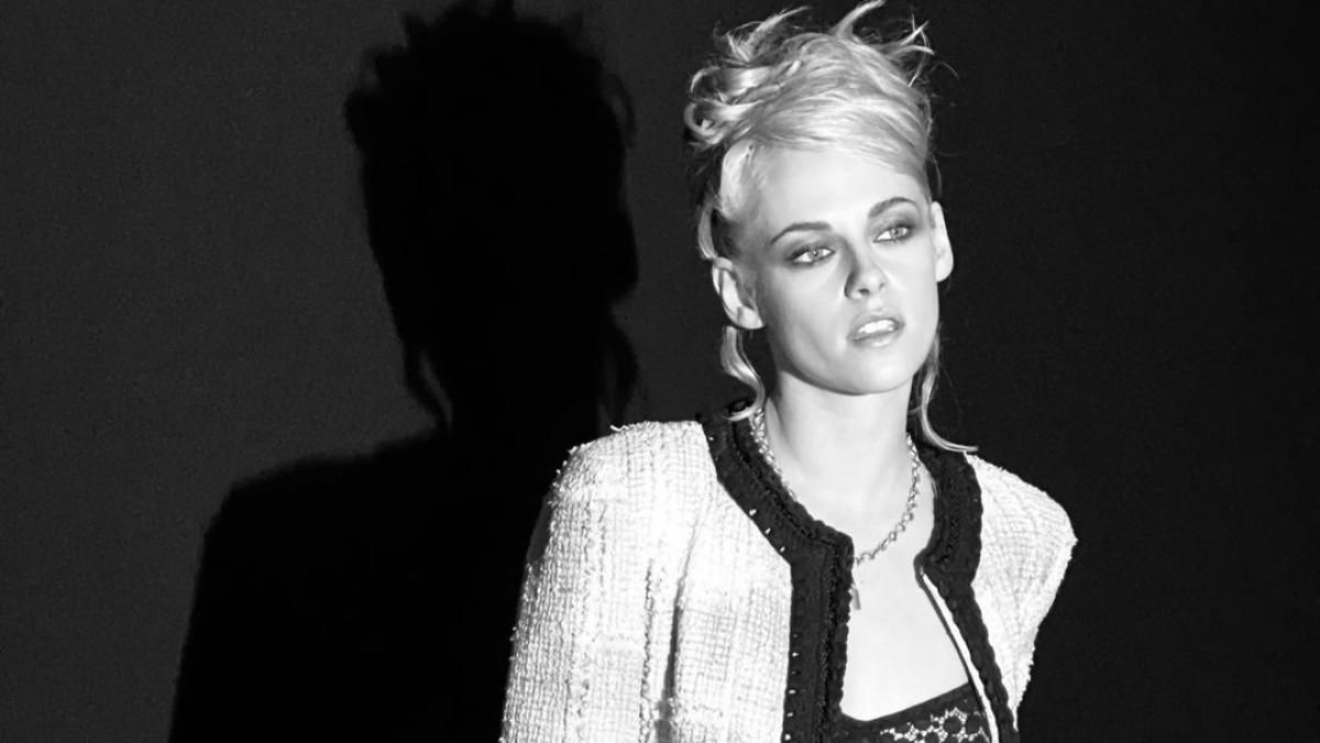Зачіска і макіяж з 90-х: Крістен Стюарт вразила б'юті-образом на показі Chanel – яскраві фото - Краса