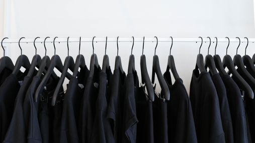 Как сохранить черную одежду как можно дольше: 4 эффективных совета