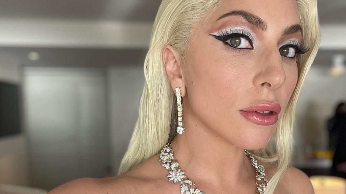 Леді Гага показала розкішний б'юті-образ і підтримала Україну на премії SAG Awards 2022 - Краса