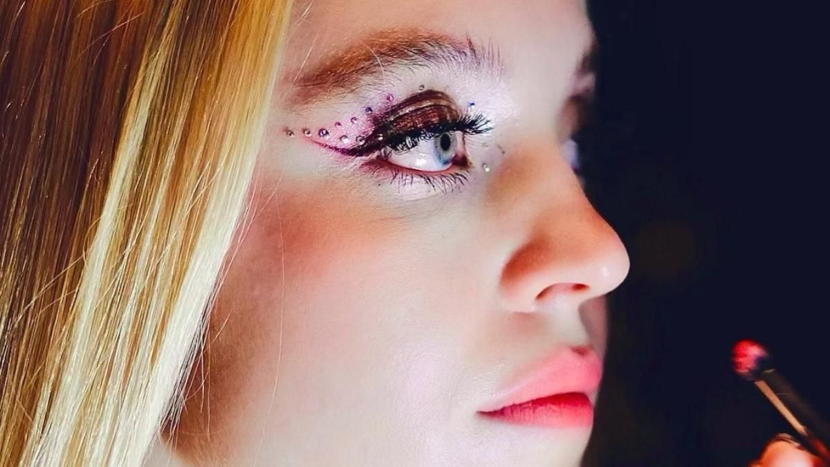 Яркие стрелки из "Эйфории" – тренд весны 2022: какие цвета и формы будут самыми модным - Красота Яркие стрелки из "Эйфории" – тренд весны 2022: какие цвета и формы будут самыми модным - Красота